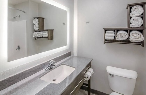Augusta Hotel | Modern Extended Stay Room Perfect for Exploring Augusta Attractions