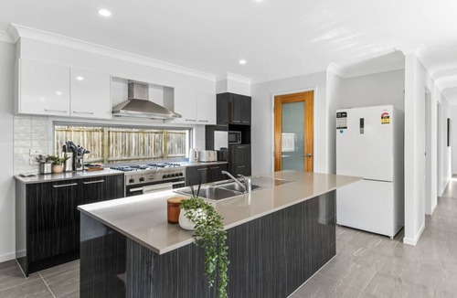 Heathwood Apartment | Modern Family-Friendly 2-Storey Local Home