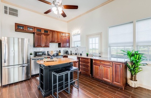 Weston House | Modern Farm House 2B 2B KING Bed
