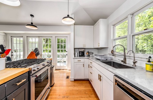 Bainbridge Island House | MODERN FARMHOUSE with hot tub, spacious deck on 2 acres!