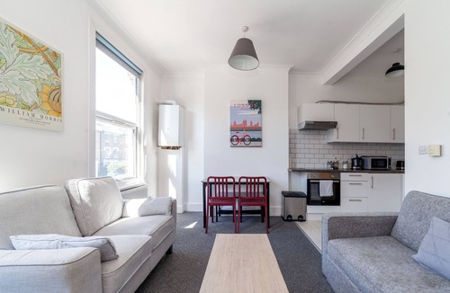 Brownswood Apartment | Modern flat - 5 mins from the Arsenal/Finsbury Park. Sleeps 4/5