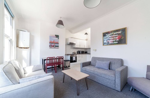 Brownswood Apartment | Modern flat - 5 mins from the Arsenal/Finsbury Park. Sleeps 4/5