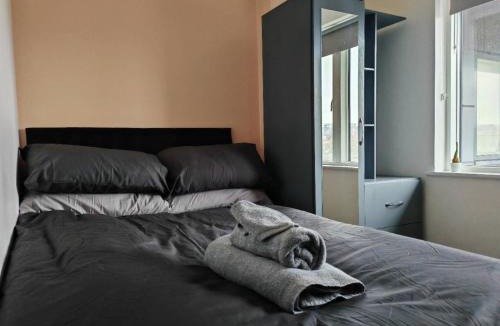 Moffat Apartment | Modern Flat Ideal for Short & Long Stays in Sheffield South Yorshire