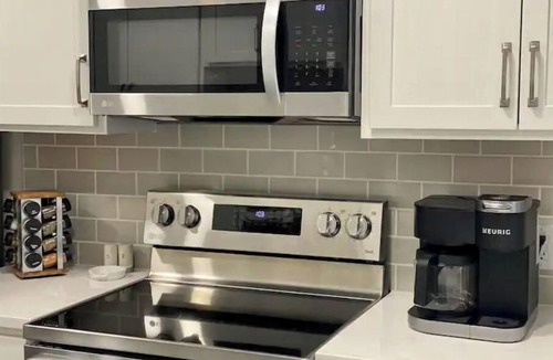 Grandview Heights Apartment | Modern Flat - King Bed - Garage - Central Location