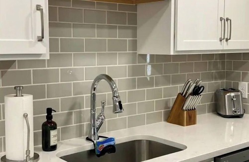 Grandview Heights Apartment | Modern Flat - King Bed - Garage - Central Location