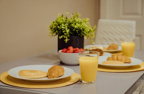 Wolverhampton Apartment | Modern Flat l Molineux 5 Min l Smart TV l WiFi l Free Parking