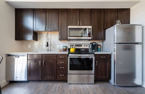 Italian Village Apartment | Modern Flat - Short North - Free Parking