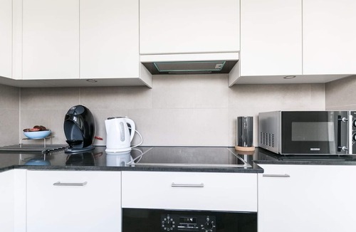 Lucerne Apartment | Modern Flat w Netflix Balcony top Location