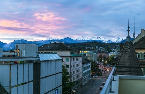 Lucerne Apartment | Modern Flat w Netflix Balcony top Location