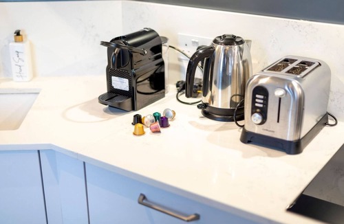 Kentish Town Apartment | Modern Flat with Private Balcony | Lift access