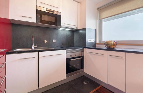 Paranhos Apartment | Modern Flat with Balcony & Garage by HostWise
