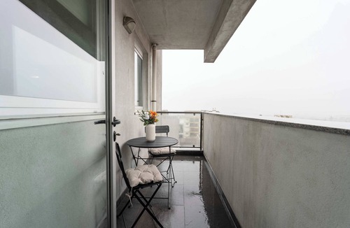 Paranhos Apartment | Modern Flat with Balcony & Garage by HostWise