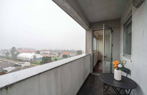 Paranhos Apartment | Modern Flat with Balcony & Garage by HostWise