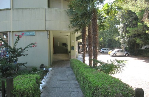 Grado Pineta Apartment | Modern flat with balcony at Grado Pineta