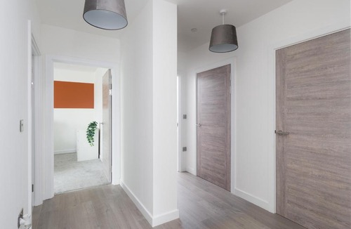 Bletchley Apartment | Modern Flat with Parking - Last Min Deals Available