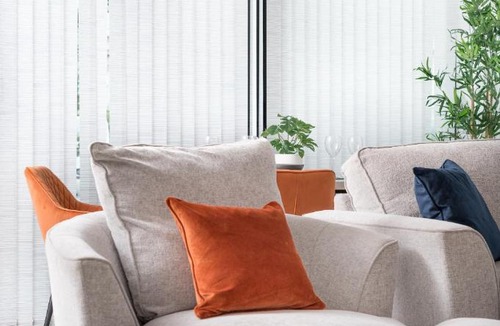 Bletchley Apartment | Modern Flat with Parking - Last Min Deals Available