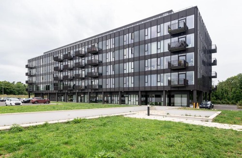 Bletchley Apartment | Modern Flat with Parking - Last Min Deals Available