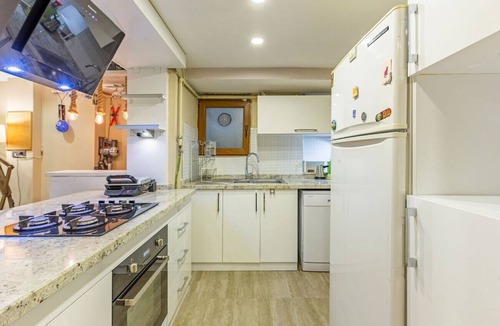 Harbiye Apartment | Modern Flat with Patio in Sisli
