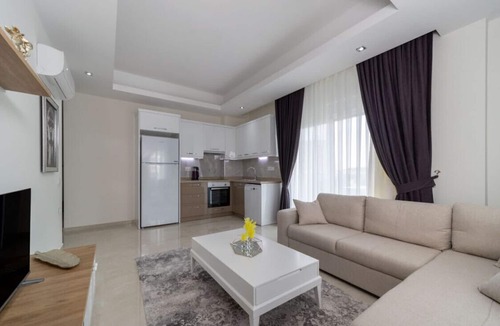 Avsallar Apartment | Modern Flat with Shared Closed Pool in Alanya
