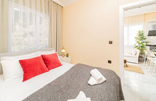 Avsallar Apartment | Modern Flat with Shared Pool and Balcony in Alanya