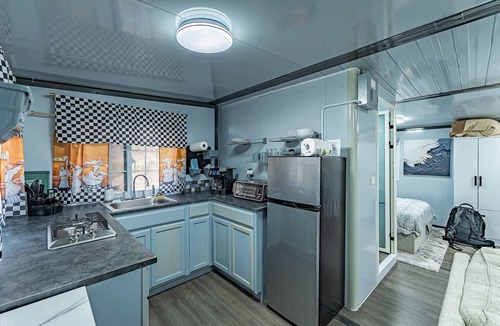 True House | Modern Foldable Container Home Unique Stay Near Pipestem Park