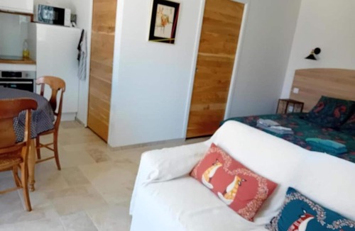 Baignes-Sainte-Radegonde Apartment | Modern studio with WiFi and parking in Baignes