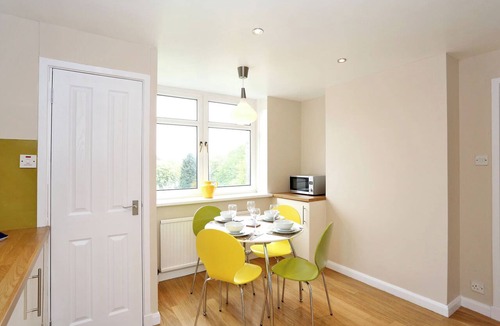 Aberdeen West End Apartment | Modern fully fitted two bedroom apartment. Pet friendly. Free parking. Sleeps 5.