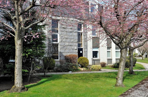 Aberdeen West End Apartment | Modern fully fitted two bedroom apartment. Pet friendly. Free parking. Sleeps 5.