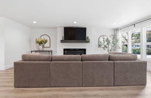 Pleasant Valley House | Modern, fully updated 4-BR house in cul-de-sac