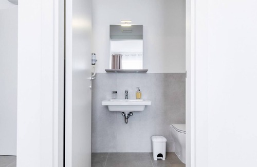 San Giuliano Bed & Breakfast | 🏡 Modern & Functional Rooms in Mestre – Brand-New Guesthouse with Free ParkingPerfectly located for Venice: bus no. 5 passes every 10 minutes and takes you directly to the historic center in just a few minutes! Rooms are equipped with a comfortable
