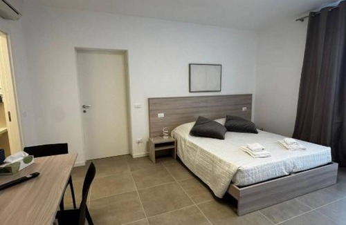 San Giuliano Bed & Breakfast | 🏡 Modern & Functional Rooms in Mestre – Brand-New Guesthouse with Free ParkingPerfectly located for Venice: bus no. 5 passes every 10 minutes and takes you directly to the historic center in just a few minutes! Rooms are equipped with a comfortable
