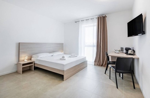 San Giuliano Bed & Breakfast | 🏡 Modern & Functional Rooms in Mestre – Brand-New Guesthouse with Free ParkingPerfectly located for Venice: bus no. 5 passes every 10 minutes and takes you directly to the historic center in just a few minutes! Rooms are equipped with a comfortable