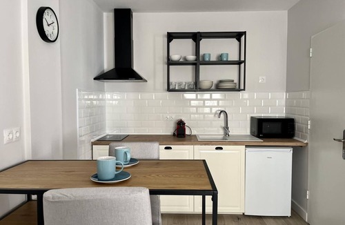 Capuchinos Apartment | Modern, functional studio 15 min from center with Wi-Fi and air conditioning