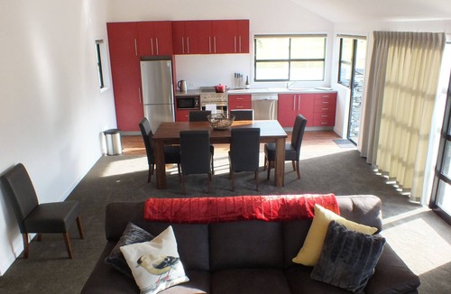 Glenorchy House | Modern Gem with mountain views
