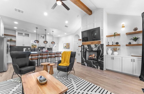 Beaver Shores House | Modern Getaway | Walk to Beaver Lake + Hot Tub