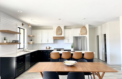 Desert Aire House | Modern Getaway with Community Pool near Golf, Boating & Gorge Concerts!