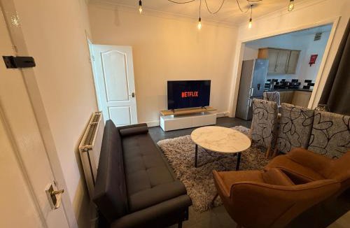 Doncaster Apartment | Modern Gladstone 3BR Doncaster House - Sleeps 10 - Parking & Fast WIFI - Near A1 & M18 - Families and Contractors