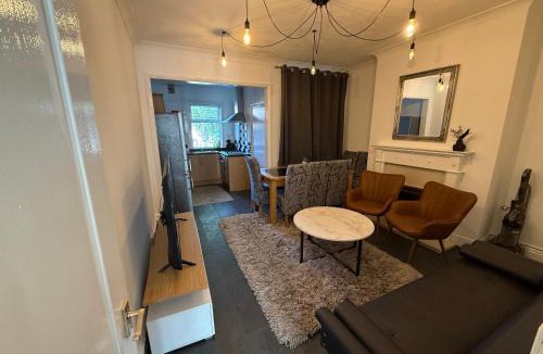 Doncaster Apartment | Modern Gladstone 3BR Doncaster House - Sleeps 10 - Parking & Fast WIFI - Near A1 & M18 - Families and Contractors