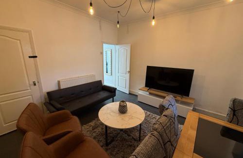Doncaster Apartment | Modern Gladstone 3BR Doncaster House - Sleeps 10 - Parking & Fast WIFI - Near A1 & M18 - Families and Contractors