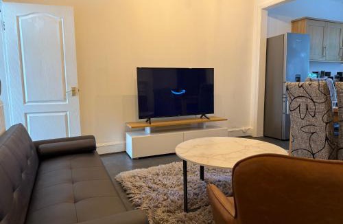 Doncaster Apartment | Modern Gladstone 3BR Doncaster House - Sleeps 10 - Parking & Fast WIFI - Near A1 & M18 - Families and Contractors