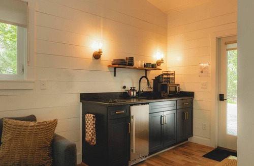 Freeport Cabin | Modern glamping cabin w/full bath + kitchen - 19