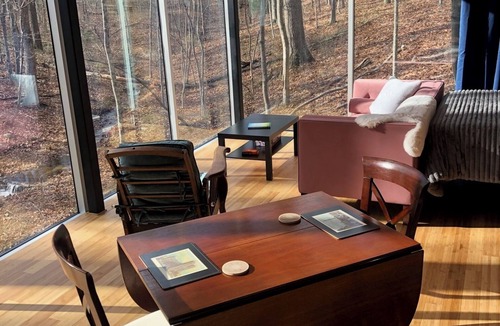 Fort Valley Cabin | Modern Glass Retreat in Fort Valley with WiFi, AC, EV charger