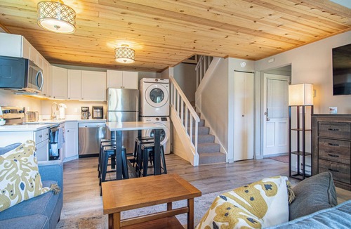 Elkhorn Village Condo | Modern Golf View Condo + Resort Amenities