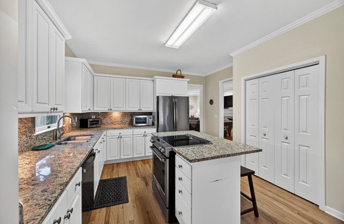 Isle of Palms House | Modern Grand Pavillon Home: Steps to Beach, Pool Access