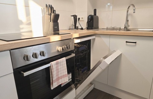 Muhlburg Apartment | Modern Ground Floor Living nearby RheinHafen mit Balkon und Parken - APOLONIAliving