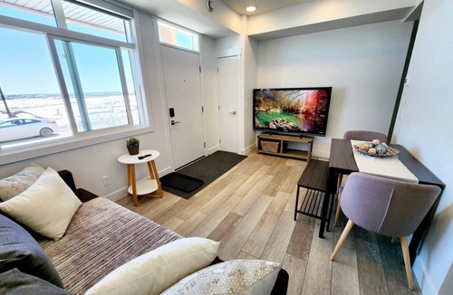 Southeast Calgary Condo | Modern Ground-Level Condo, Private Entrance, Walk to Shops, YMCA, Sleeps 4