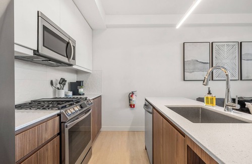 Sunnyside Apartment | Modern Ground-Level Suite UG Parking, AC, C-Train