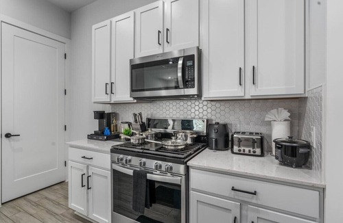 University Hills and Windsor Park Villa | Modern Group Stay with Comfy Beds, Big Couch & Fully Stocked Kitchen