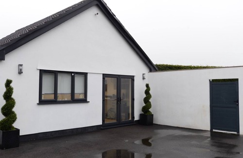Failand House | Modern Guest House | 24/7 Security | Fast WiFi | Near Clifton