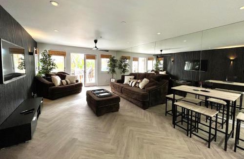 Avalon Villa | Modern Hamilton Cove Villa w/golf cart
